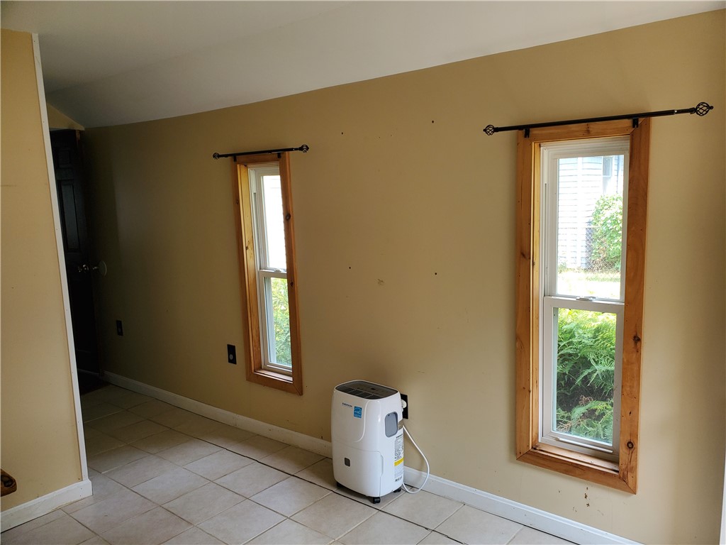 95 Mohawk Street Coventry, RI 02816 - Photo 4 of 42