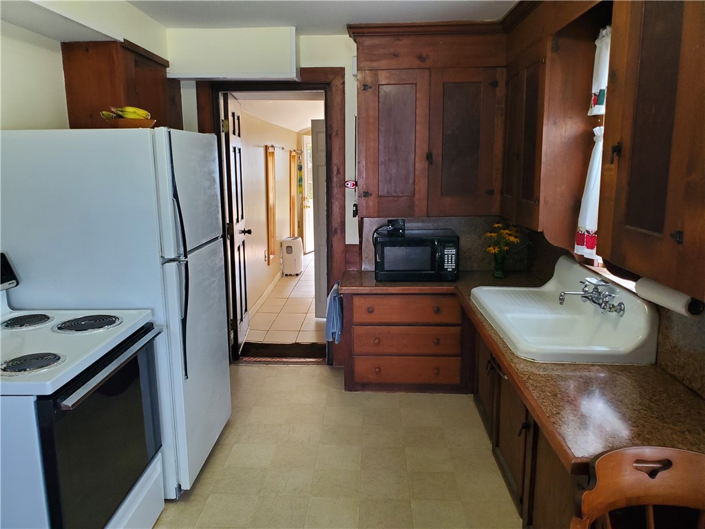 95 Mohawk Street Coventry, RI 02816 - Photo 5 of 42