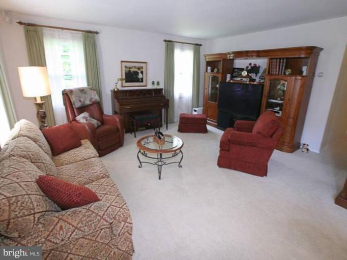 1798 Roxboro Place Crofton, MD 21114 - Photo 3 of 16 Living Room