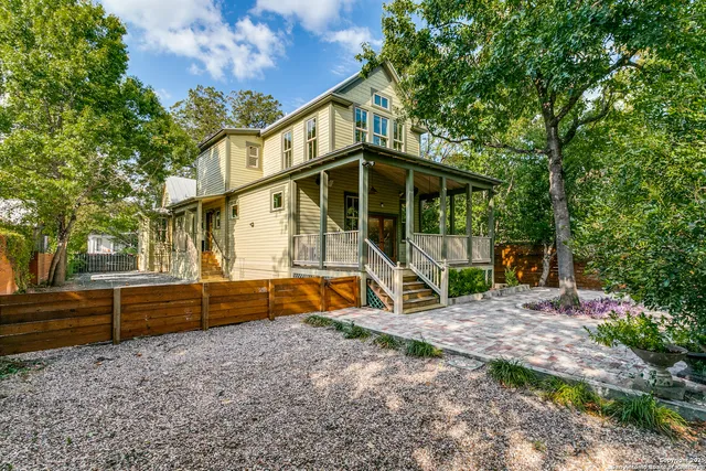 a view of a house with backyard and sitting area