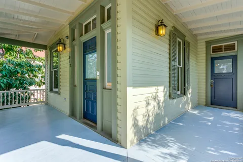 a view of an entryway of the house