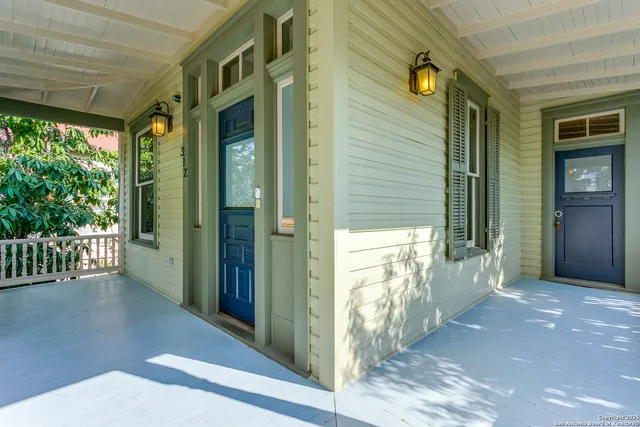 a view of an entryway of the house