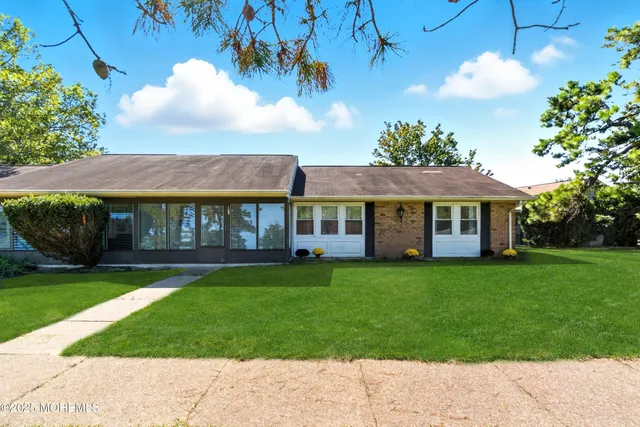 a view of a yard in front of house