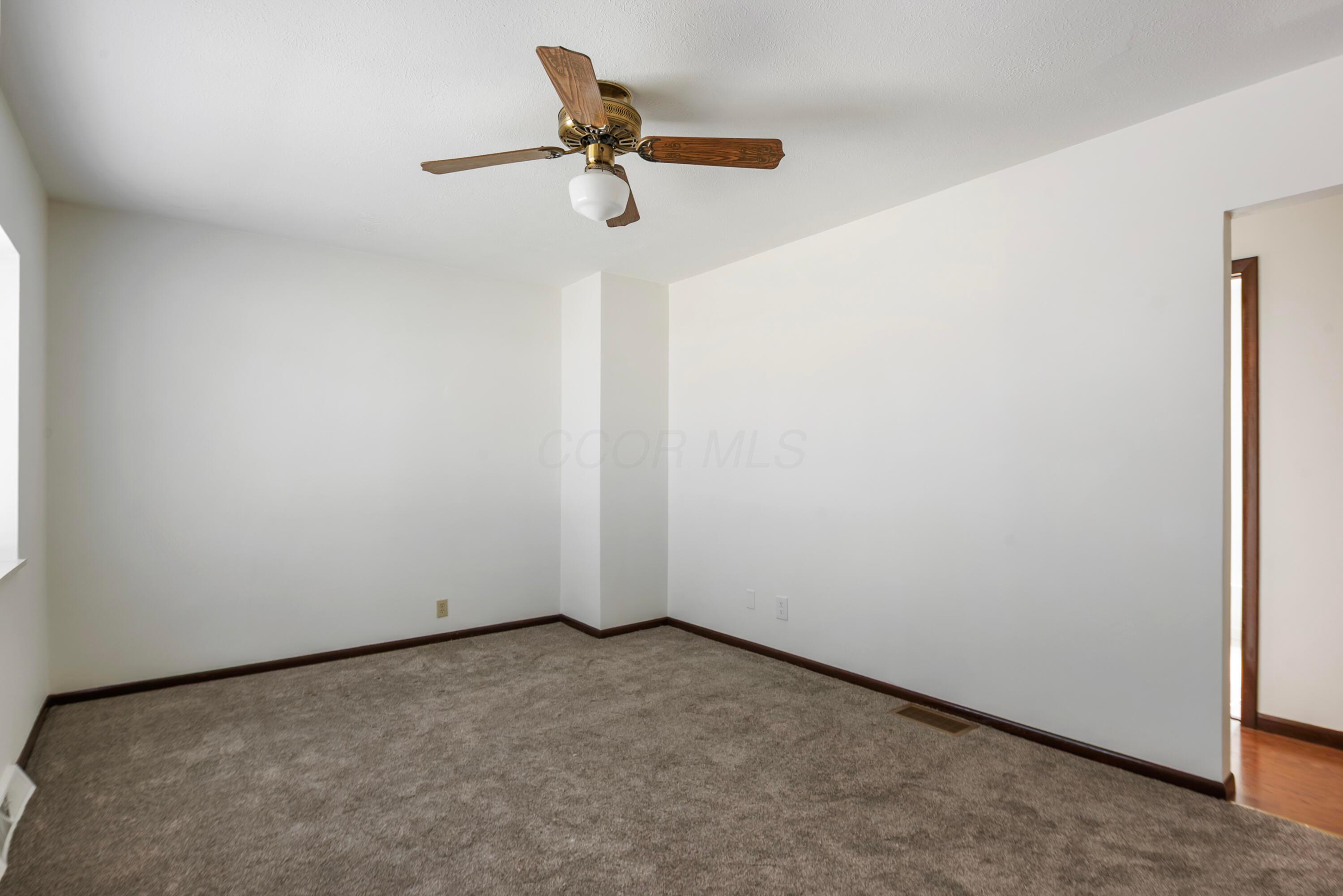 2291 East Howard Road Obetz, OH 43207 - Photo 3 of 43 Living Room