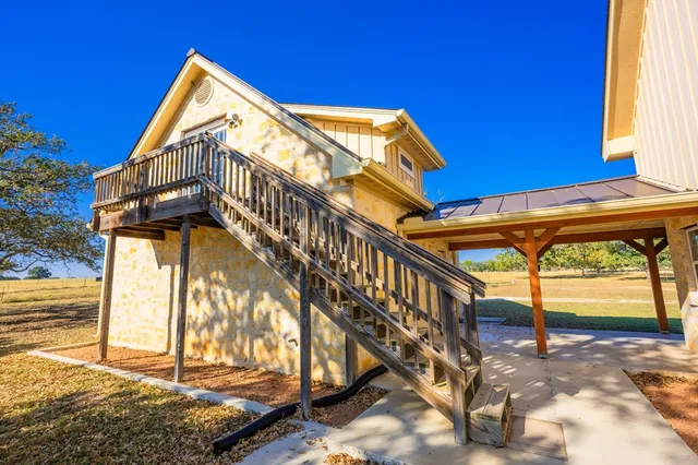 a view of an house with a yard