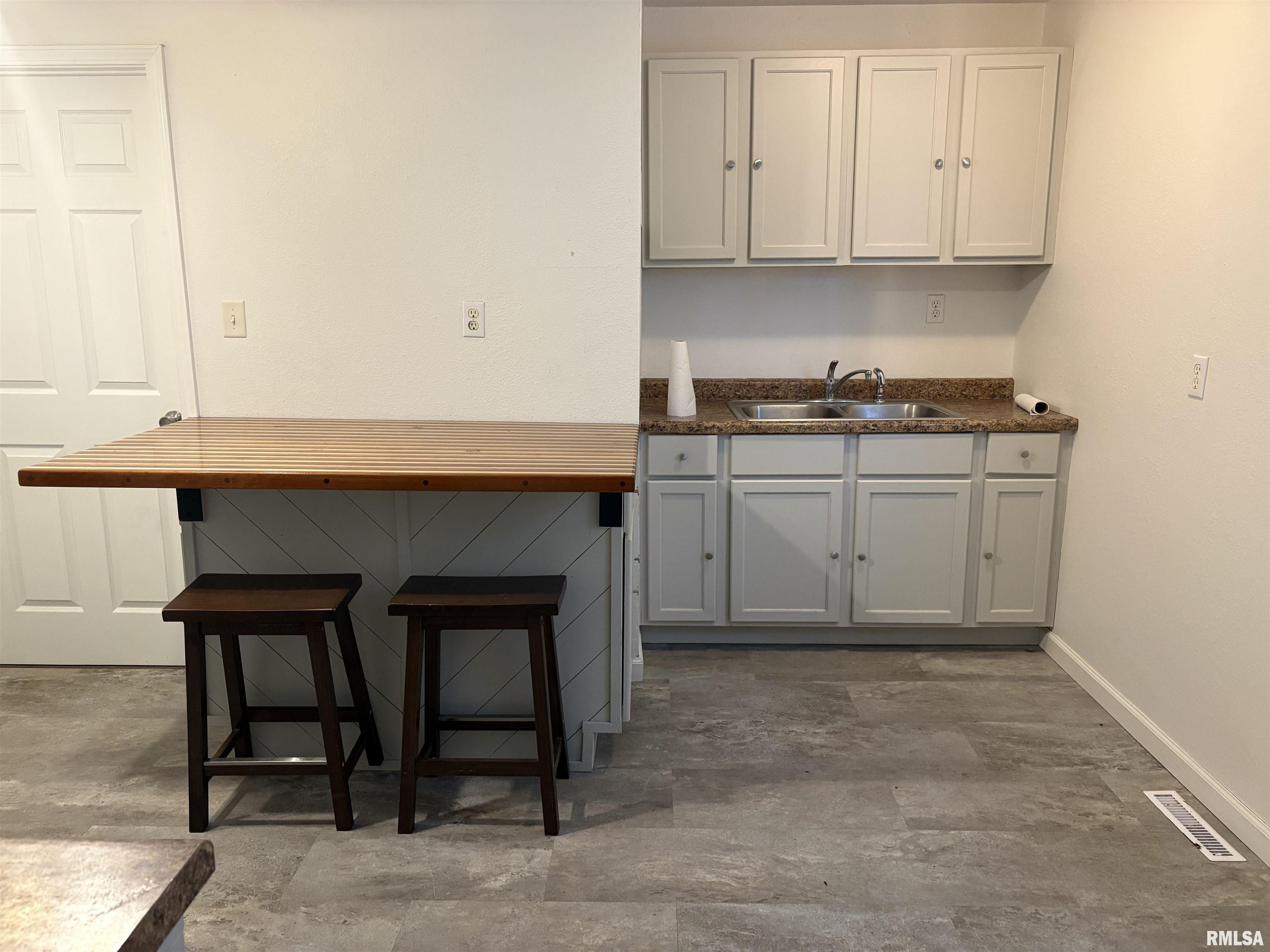 635 Starr Street Nokomis, IL 62075 - Photo 6 of 14