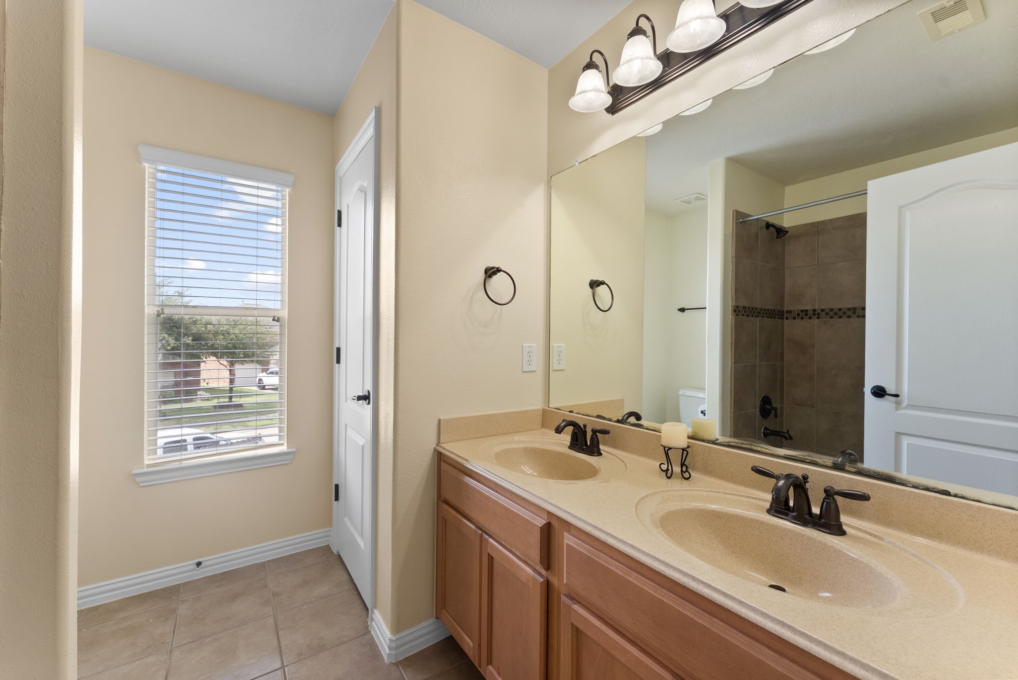 19415 Sorrell Ridge Drive Spring, TX 77388 - Photo 39 of 44 Spacious bathroom upstairs with double sinks.
