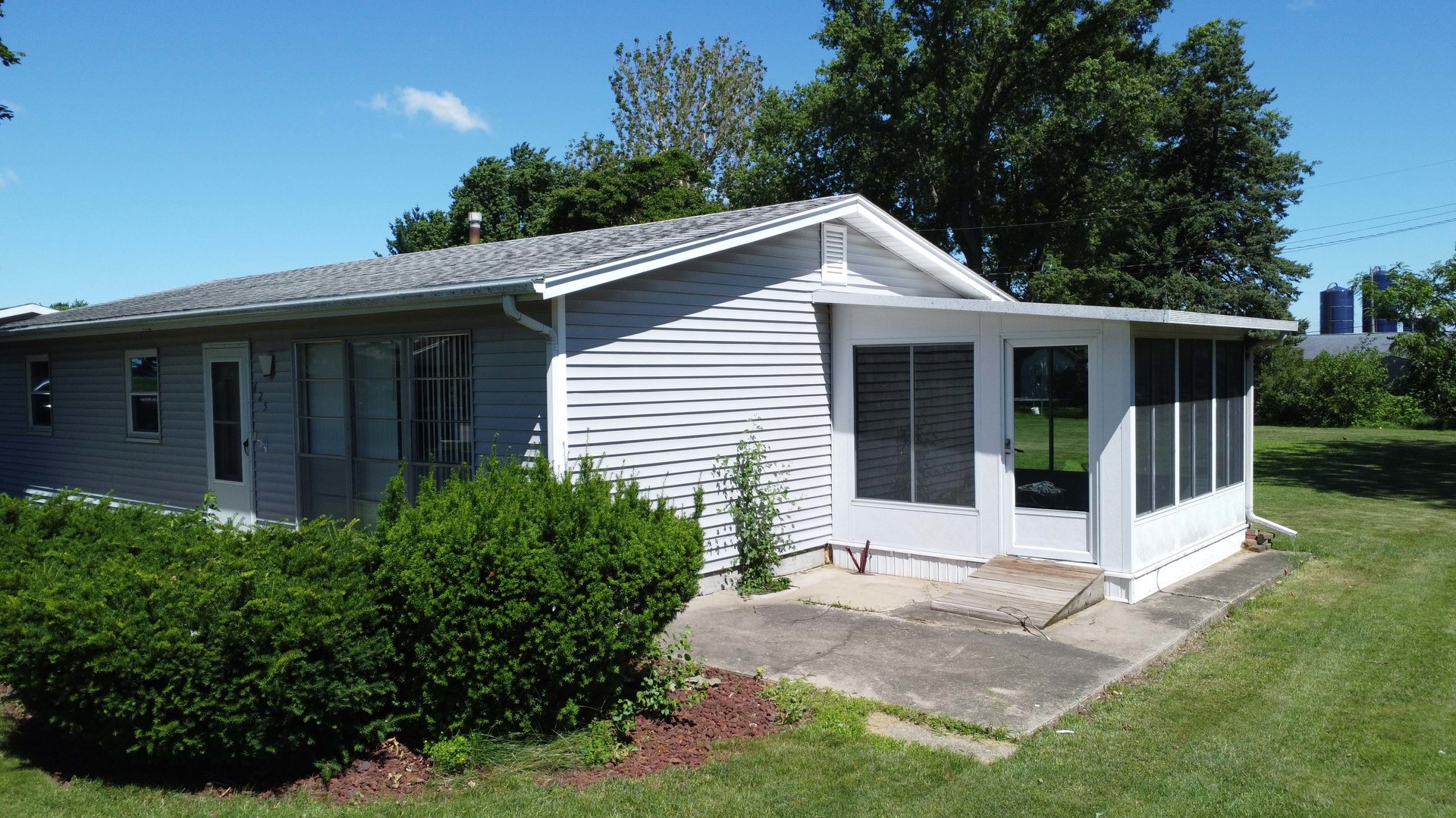 625 West Blue Street Sheldon, IL 60966 - Photo 2 of 27