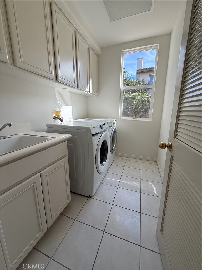 6 Ponte Irvine, CA 92606 - Photo 13 of 24 Downstairs laundry with sink, washer and dryer.