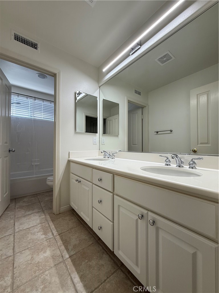 6 Ponte Irvine, CA 92606 - Photo 19 of 24 Secondary bath with dual vanities.