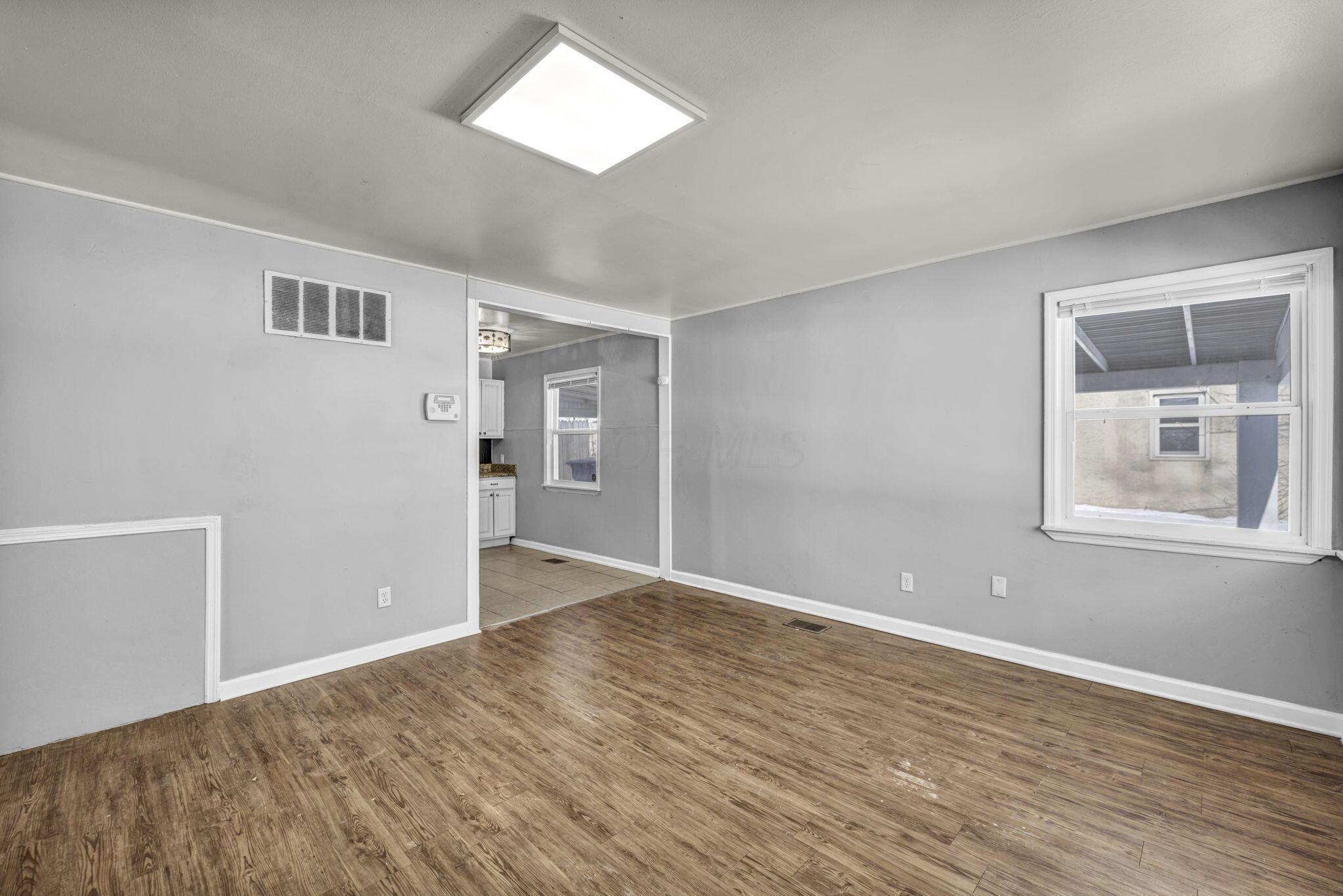 845 Exeter Road Columbus, OH 43213 - Photo 11 of 46 Living Room