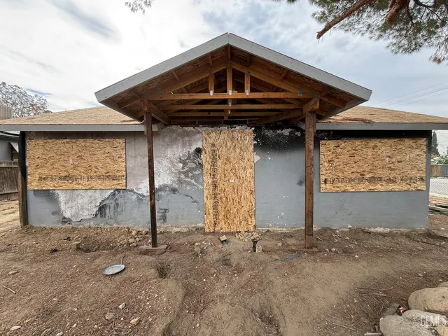 a view of a house with a yard and garage