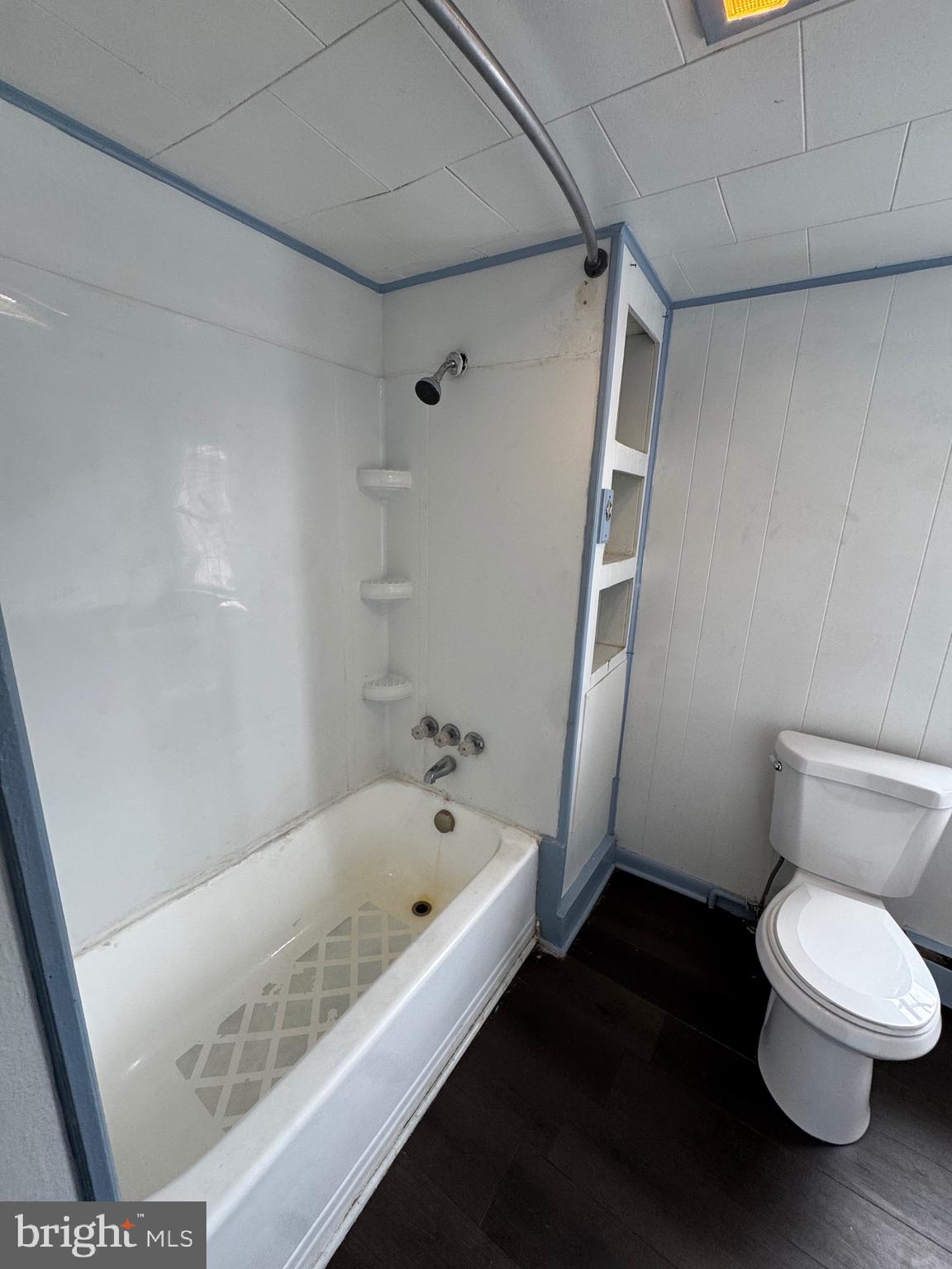 362 South 3rd Street Columbia, PA 17512 - Photo 10 of 14 a bathroom with a bathtub and a toilet