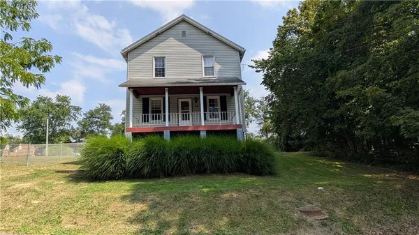 a view of a house with backyard and garden