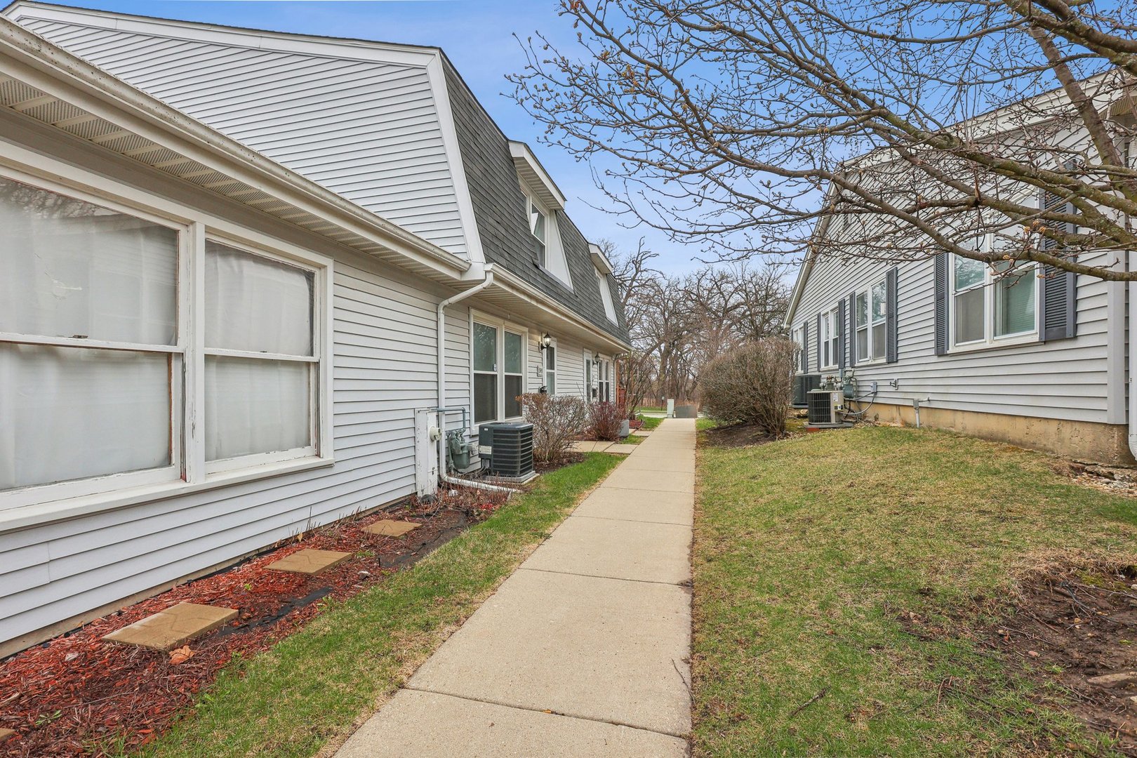 1945 Hancock Drive Hoffman Estates, IL 60169 - Photo 2 of 21