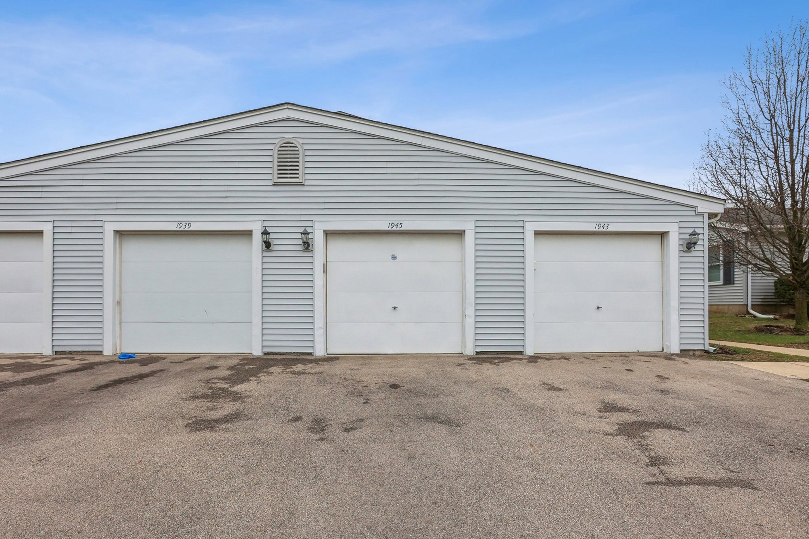 1945 Hancock Drive Hoffman Estates, IL 60169 - Photo 3 of 21