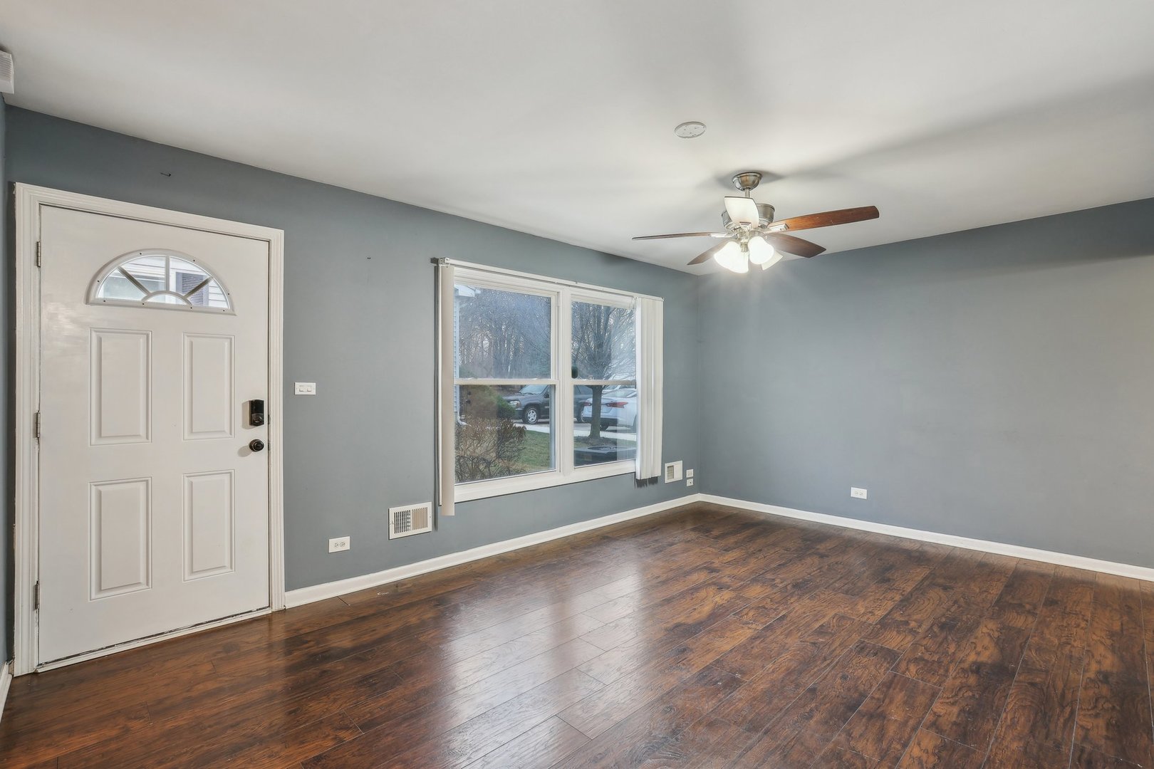 1945 Hancock Drive Hoffman Estates, IL 60169 - Photo 4 of 21