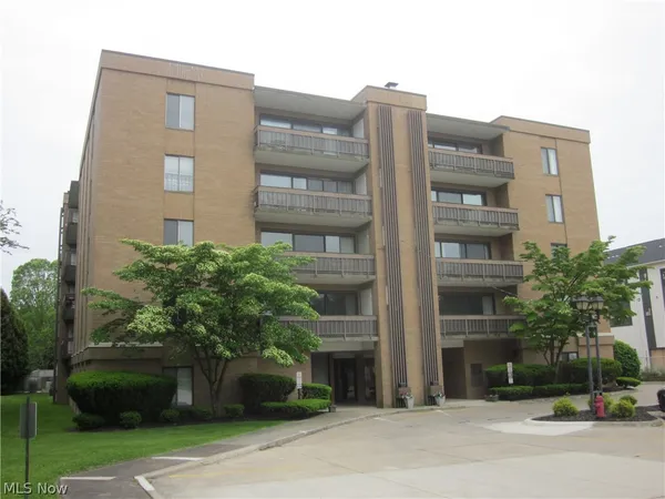 $189,900 | 22555 Center Ridge Road, Unit 201, Rocky River, OH 44116