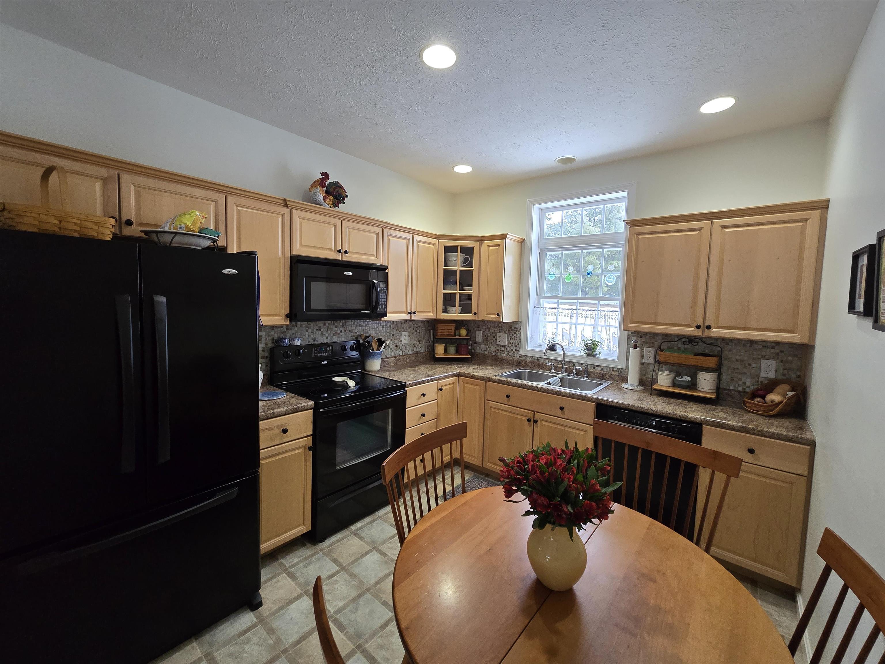 33 Old Stage Road, Unit 34 Litchfield, NH 03052 - Photo 2 of 15