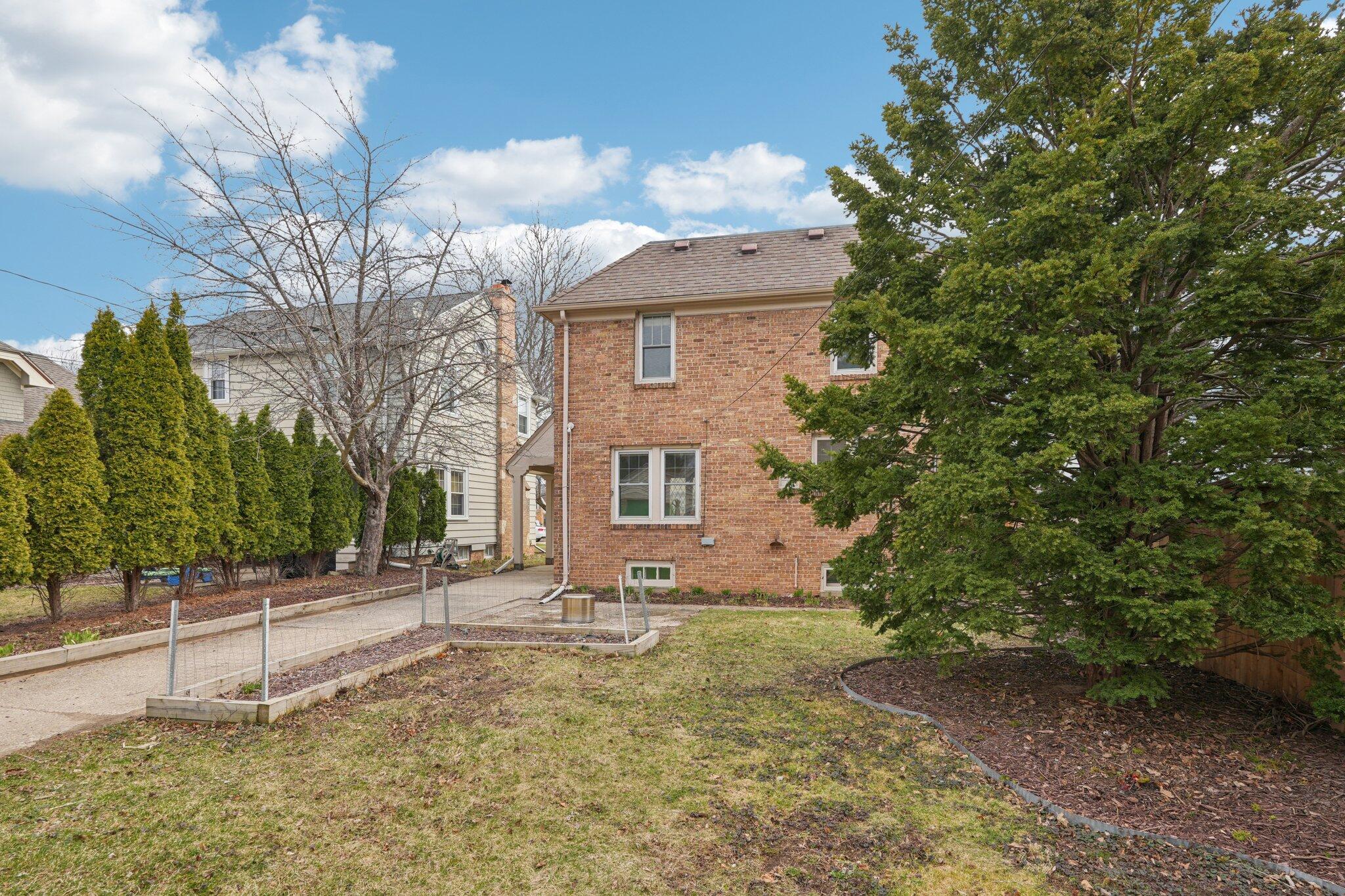 5671 North Bay Ridge Avenue Whitefish Bay, WI 53217 - Photo 29 of 39 Grassy back yard.