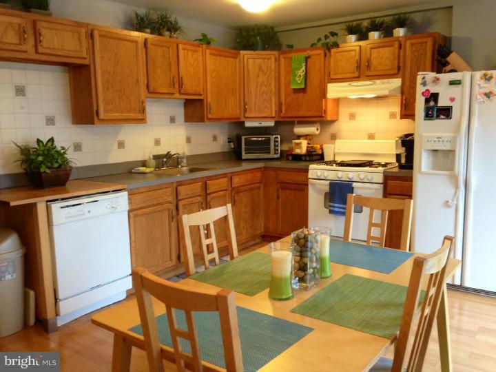 12319 Dunks Ferry Road Philadelphia, PA 19154 - Photo 11 of 15 Kitchen