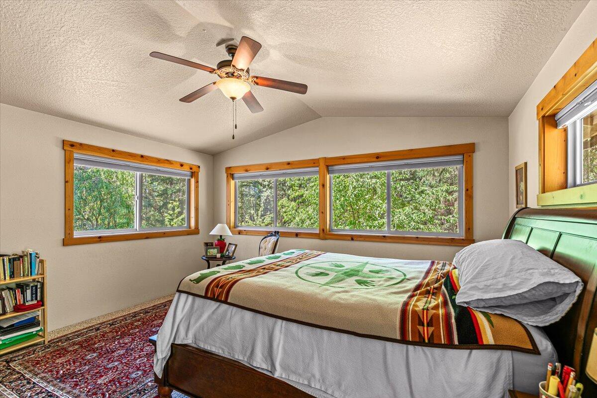 785 Crow Road Merlin, OR 97532 - Photo 17 of 36 20-20