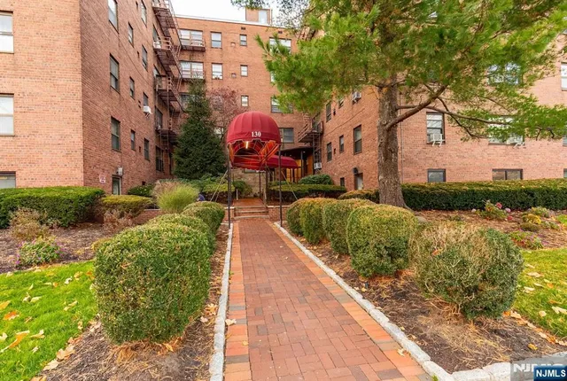 $2,100 | 130 Orient Way, Unit 3D, Rutherford, NJ 07070