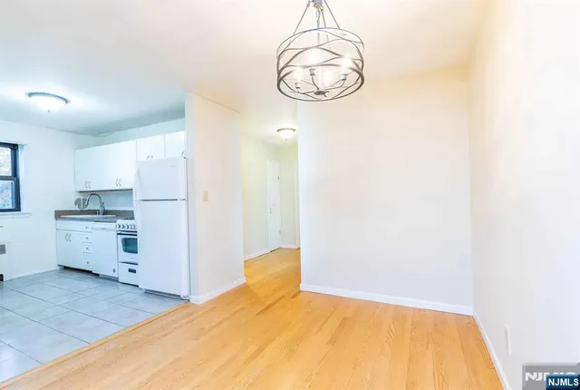 $2,100 | 130 Orient Way, Unit 3D, Rutherford, NJ 07070