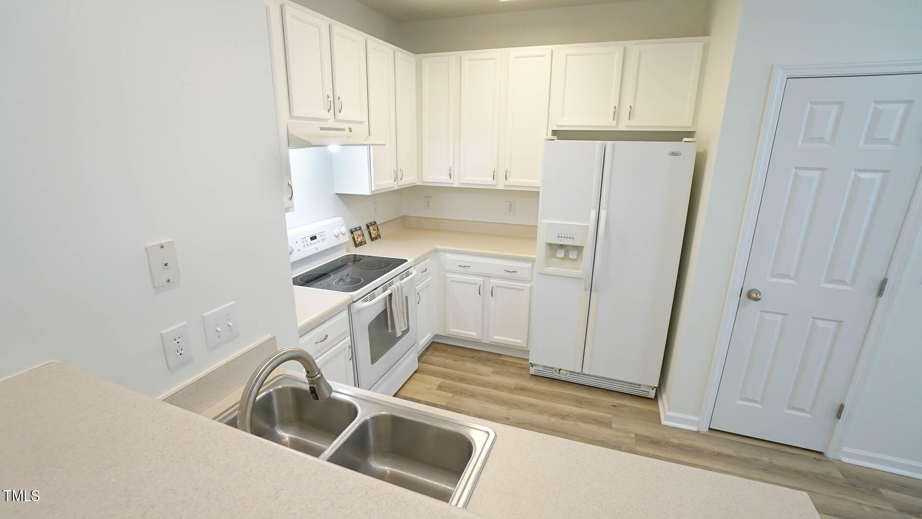 8215 Martello Lane Raleigh, NC 27613 - Photo 5 of 19 a kitchen that has a sink and a stove