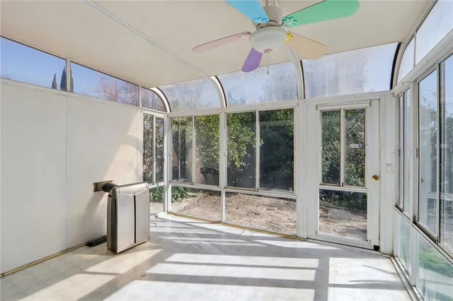 a view of a backyard