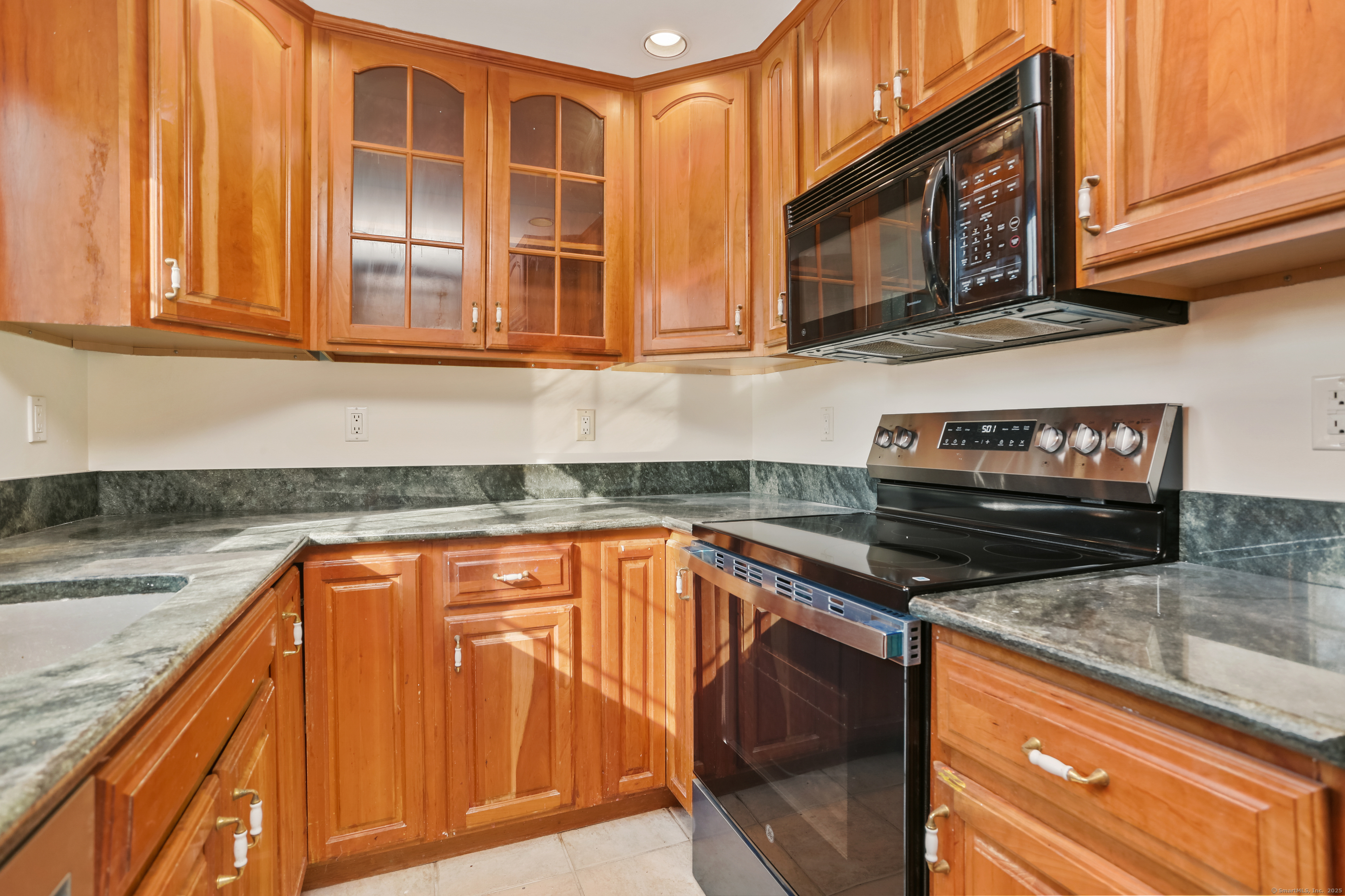 219 Hollow Tree Ridge Road Darien, CT 06820 - Photo 11 of 27
