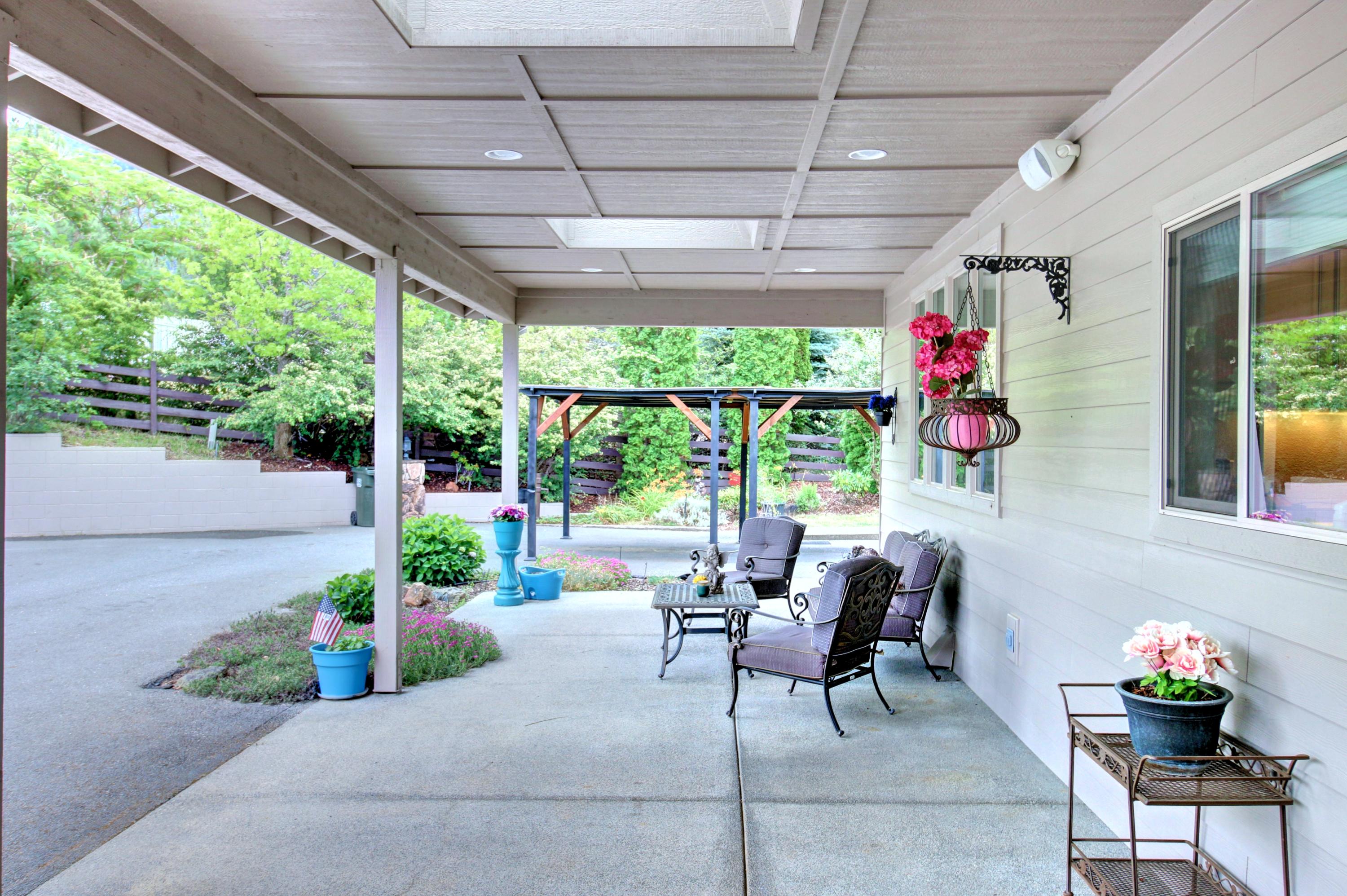 100 Springbrook Drive Grants Pass, OR 97527 - Photo 6 of 57 front covered porch