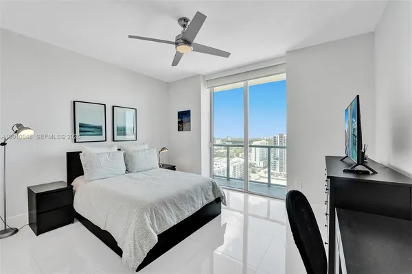 $4,300 | 1111 Southwest 1st Avenue, Unit 2325N, Miami, FL 33130