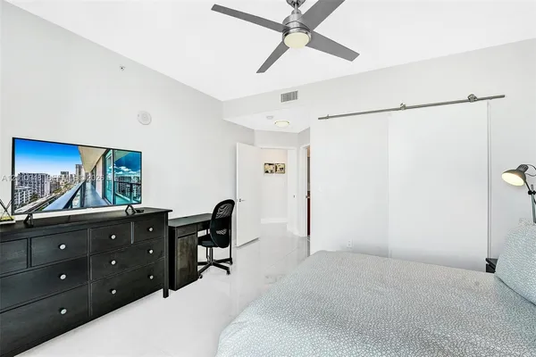 $4,300 | 1111 Southwest 1st Avenue, Unit 2325N, Miami, FL 33130