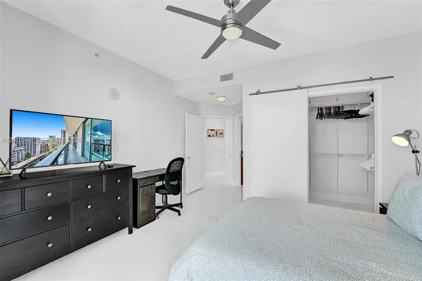 $4,300 | 1111 Southwest 1st Avenue, Unit 2325N, Miami, FL 33130