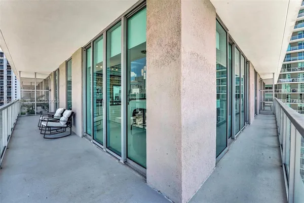 $4,300 | 1111 Southwest 1st Avenue, Unit 2325N, Miami, FL 33130
