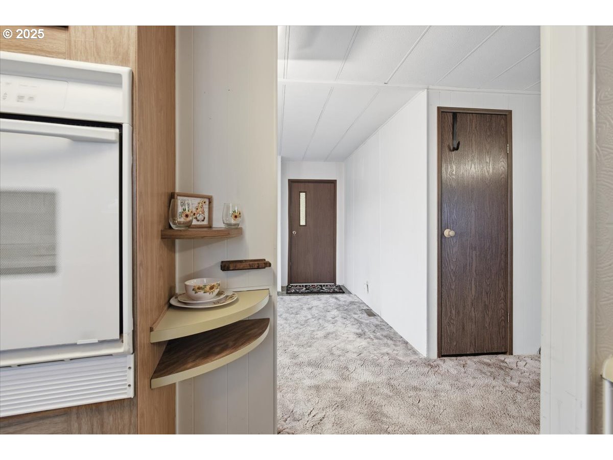 4940 Sunnyside Road Southeast, Unit H5 Salem, OR 97302 - Photo 13 of 35 a living room with furniture and a window
