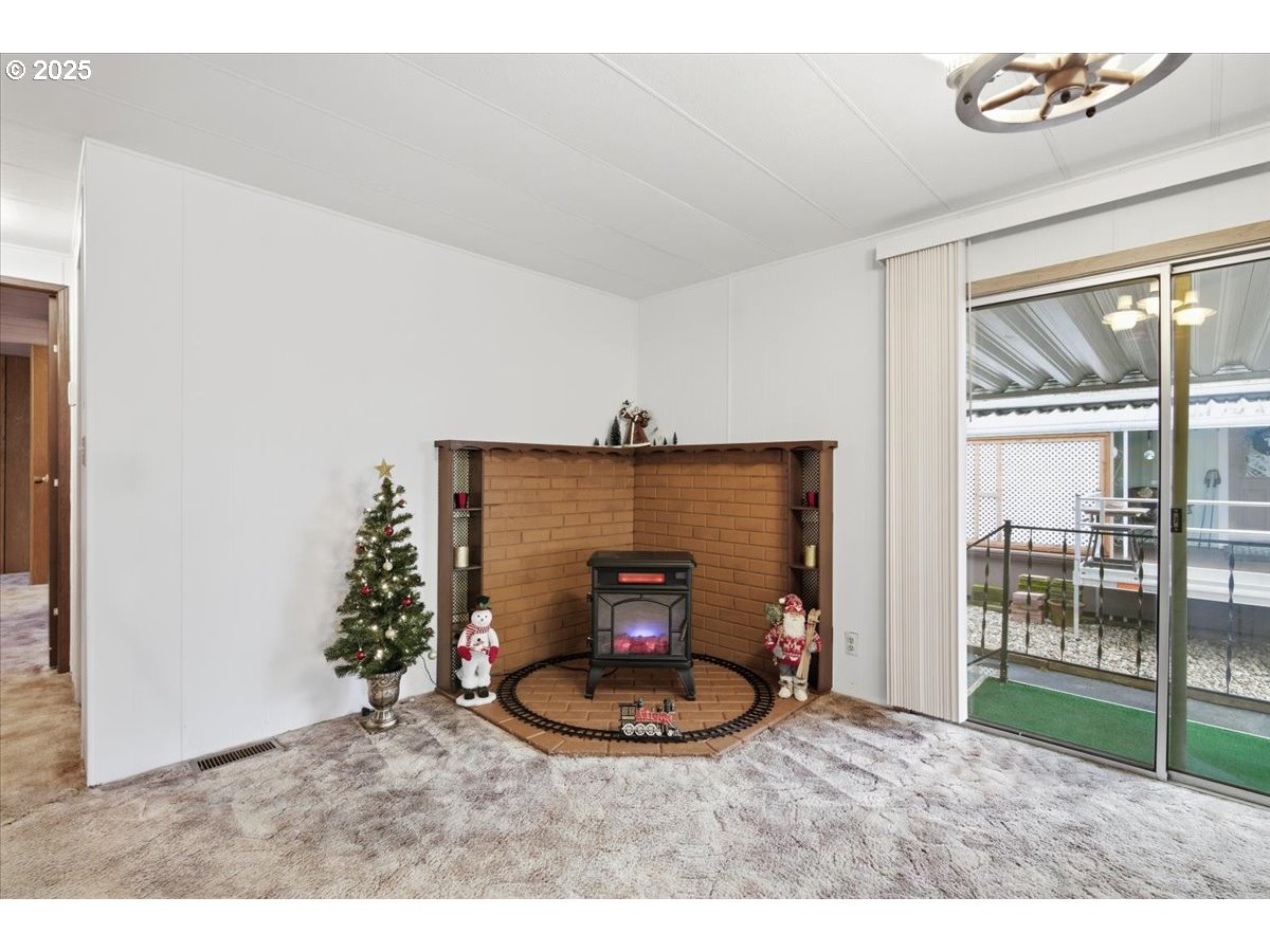 4940 Sunnyside Road Southeast, Unit H5 Salem, OR 97302 - Photo 15 of 35 a room with a fireplace and a potted plant