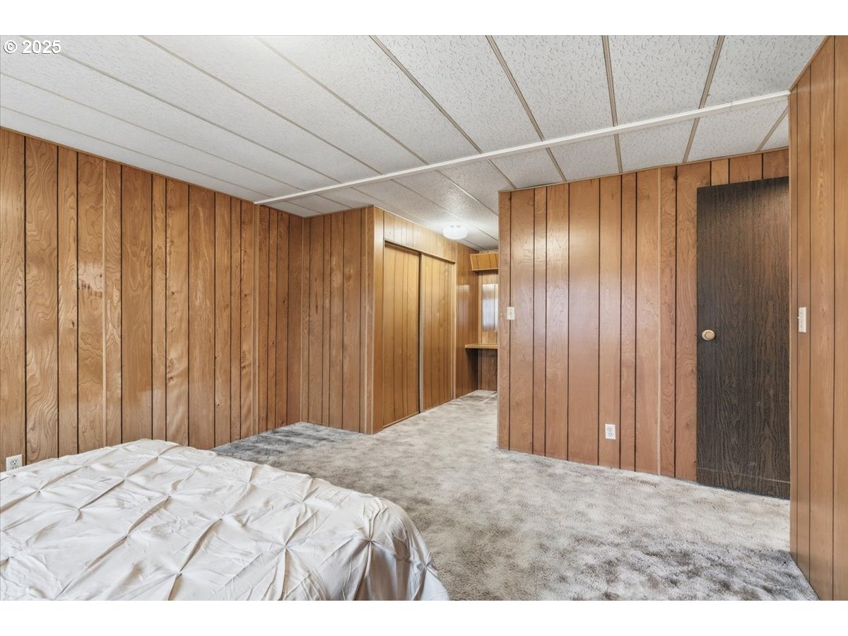 4940 Sunnyside Road Southeast, Unit H5 Salem, OR 97302 - Photo 18 of 35 a bedroom with a bed and a shower