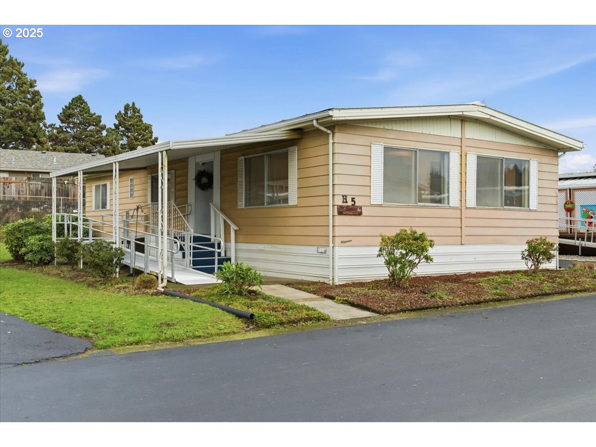 4940 Sunnyside Road Southeast, Unit H5 Salem, OR 97302 - Photo 2 of 35 a front view of house with yard
