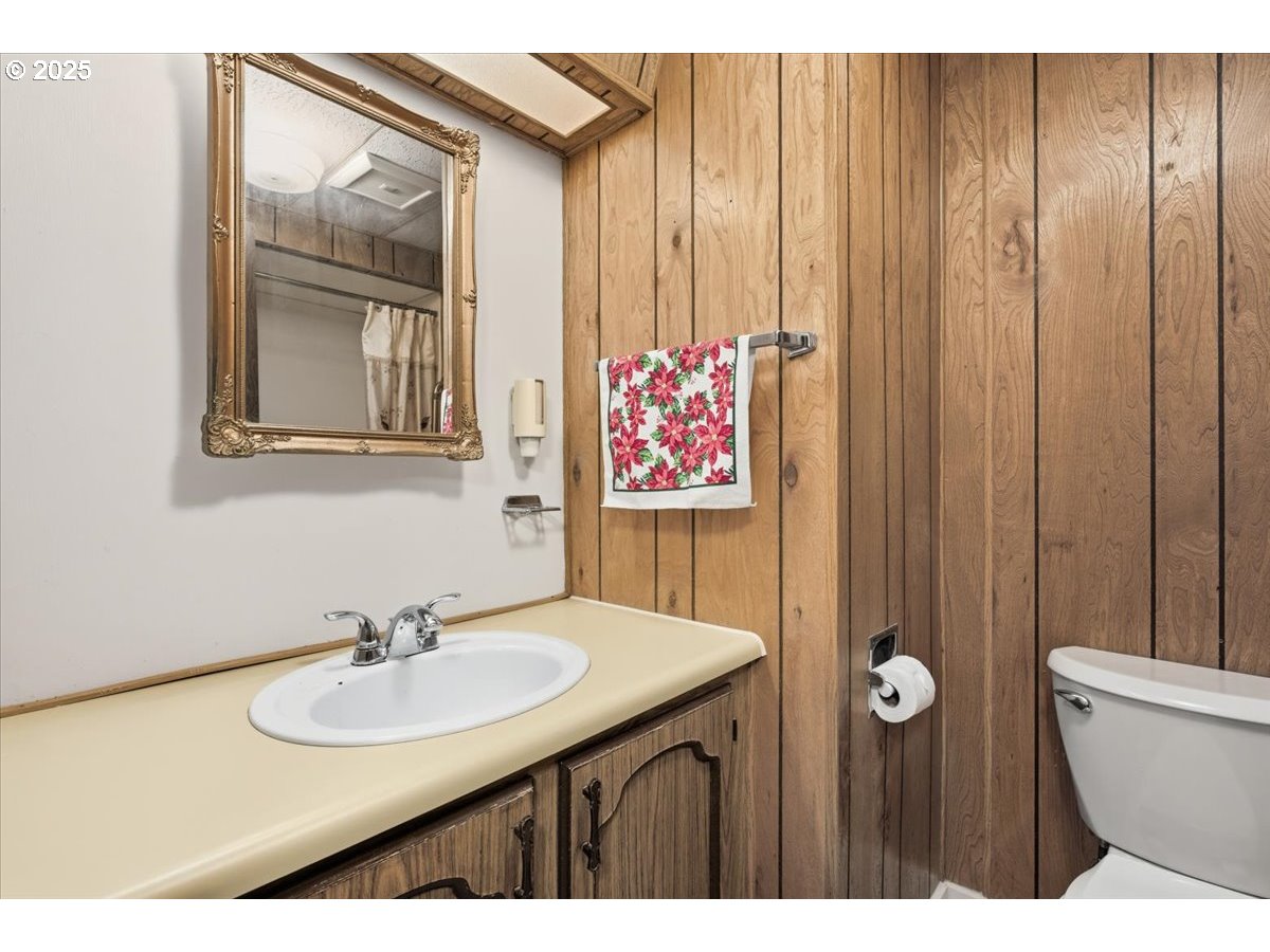 4940 Sunnyside Road Southeast, Unit H5 Salem, OR 97302 - Photo 21 of 35 a bathroom with a sink and a mirror