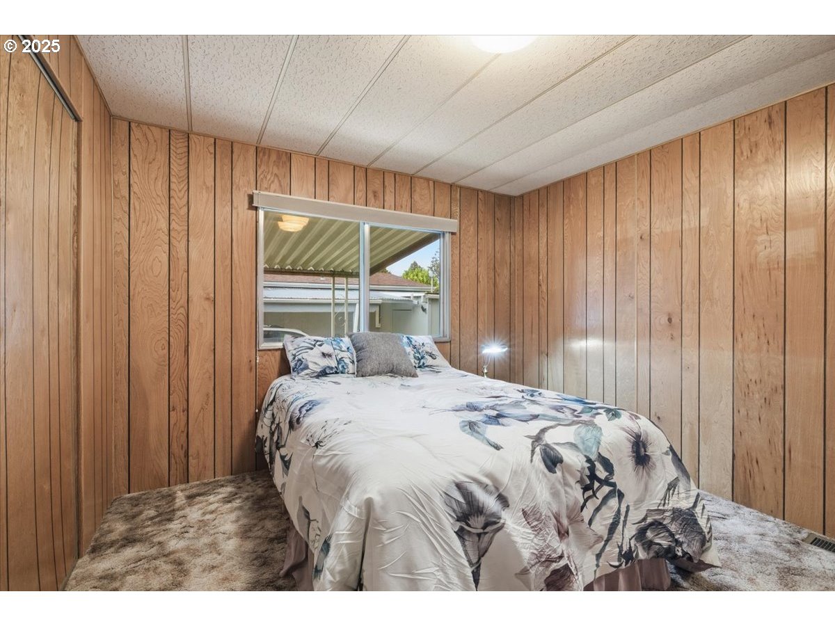 4940 Sunnyside Road Southeast, Unit H5 Salem, OR 97302 - Photo 23 of 35 a bedroom with a bed and a window