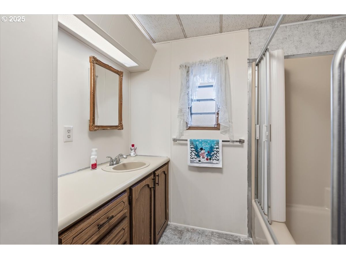 4940 Sunnyside Road Southeast, Unit H5 Salem, OR 97302 - Photo 24 of 35 a bathroom with a sink vanity and a mirror