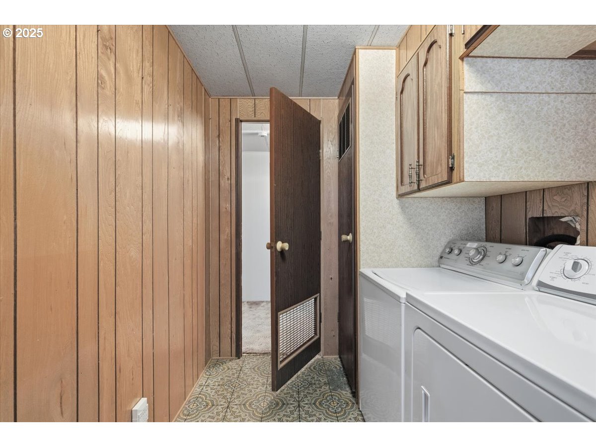 4940 Sunnyside Road Southeast, Unit H5 Salem, OR 97302 - Photo 26 of 35 a utility room with dryer and washer