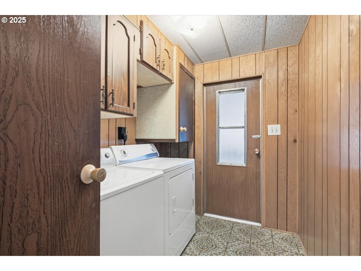 4940 Sunnyside Road Southeast, Unit H5 Salem, OR 97302 - Photo 27 of 35 a utility room with dryer and washer