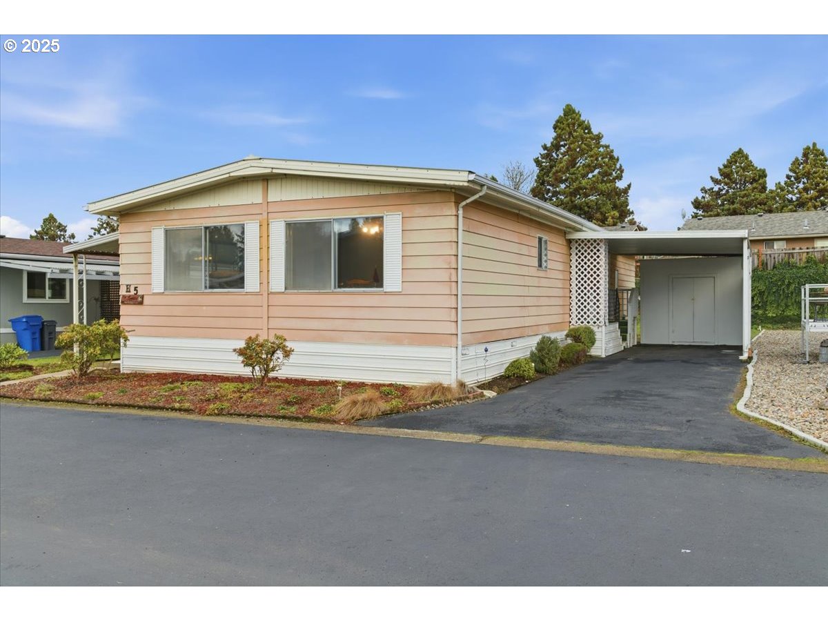 4940 Sunnyside Road Southeast, Unit H5 Salem, OR 97302 - Photo 29 of 35 a front view of a house with a yard