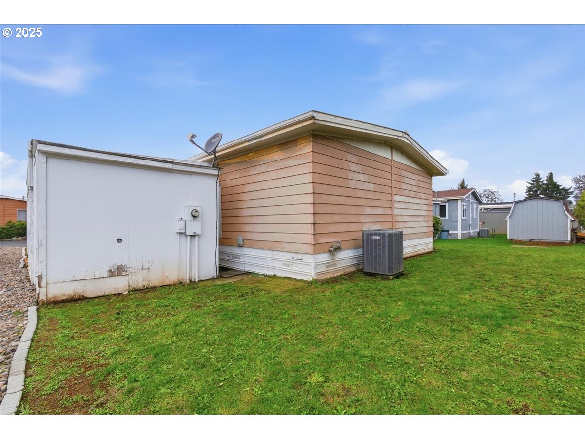 4940 Sunnyside Road Southeast, Unit H5 Salem, OR 97302 - Photo 30 of 35 a view of a house with a backyard