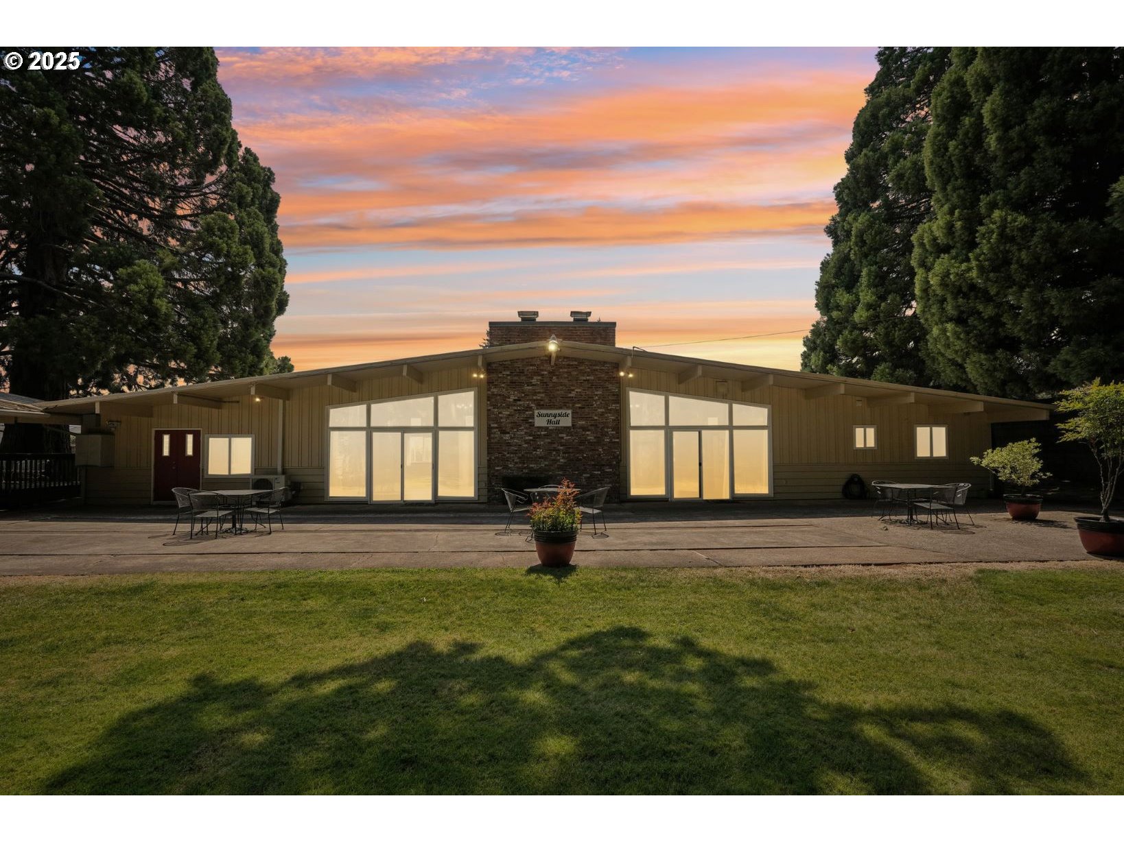 4940 Sunnyside Road Southeast, Unit H5 Salem, OR 97302 - Photo 33 of 35 a big yard with table and chairs