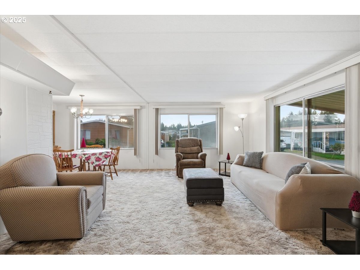 4940 Sunnyside Road Southeast, Unit H5 Salem, OR 97302 - Photo 5 of 35 a living room with furniture and a large window