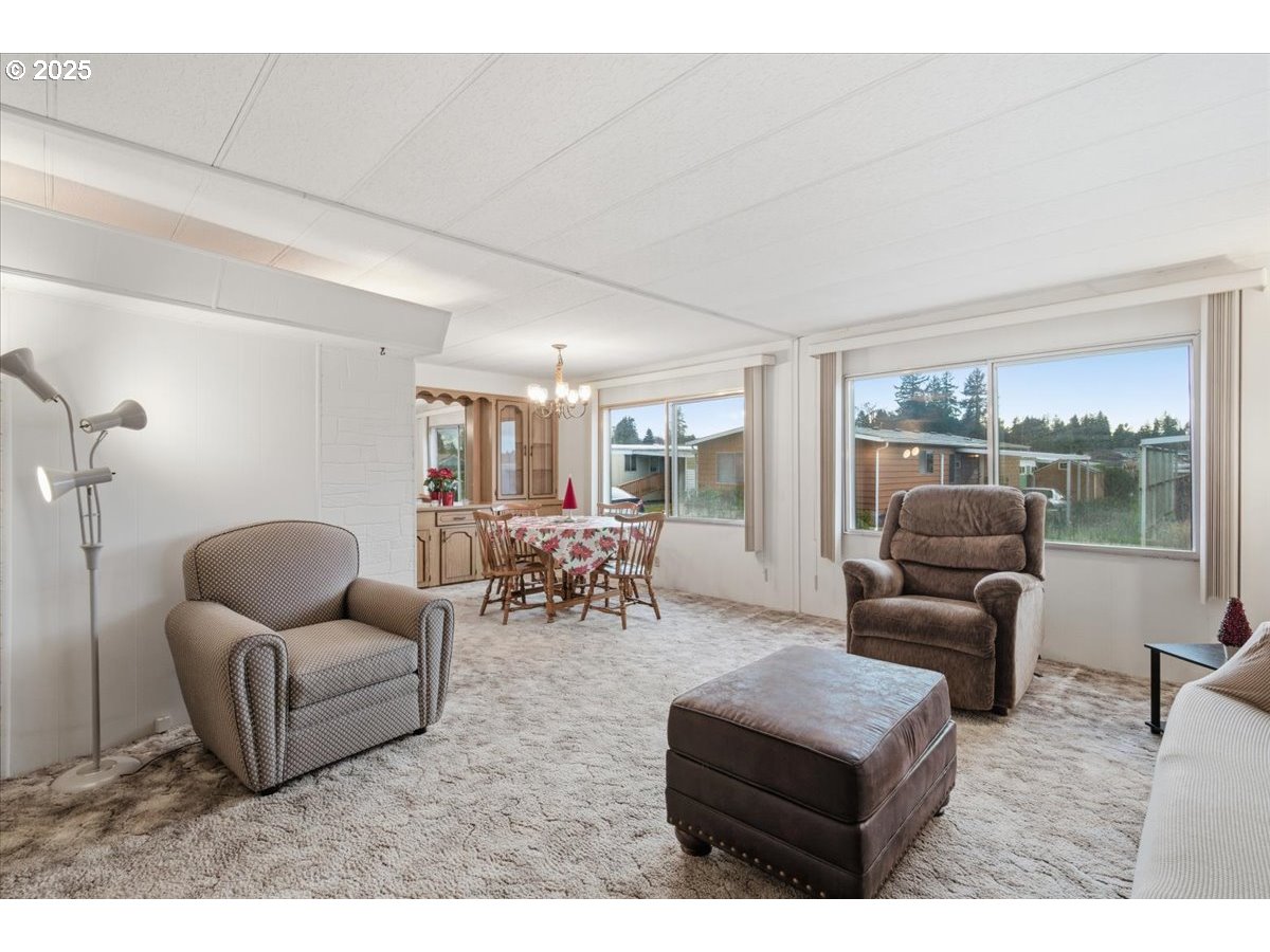 4940 Sunnyside Road Southeast, Unit H5 Salem, OR 97302 - Photo 6 of 35 a living room with furniture and a large window
